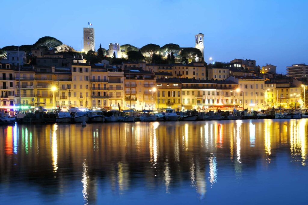 Cannes. Vista del puerto de la ciudad de Cannes. Atardecer