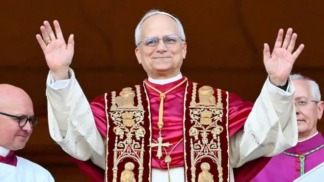 Papa León XIV saludando